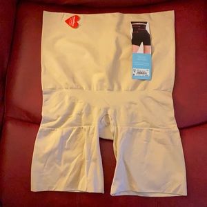Assets by Spanx Shaping High Waisted Short NWT 3X